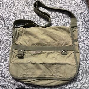 Roots messenger bag green